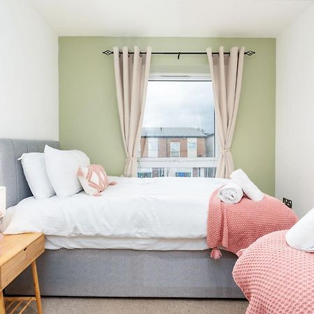 6 Guests - 3 Bedrooms - Free Wi-Fi - Manchester Eksteriør bilde