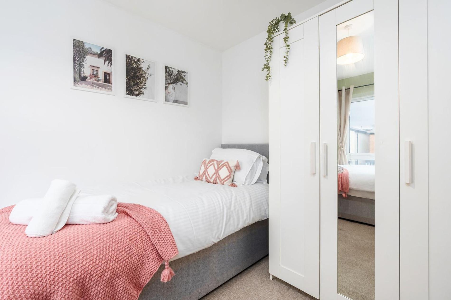 6 Guests - 3 Bedrooms - Free Wi-Fi - Manchester Eksteriør bilde